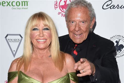 Suzanne Somers, 74, poses completely NUDE in shocking new。